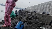 Paket 2 berlokasi di Kelurahan Kali Baru, Kecamatan Cilincing dengan panjang tanggul 2,2 km, ditargetkan rampung Juni 2018.