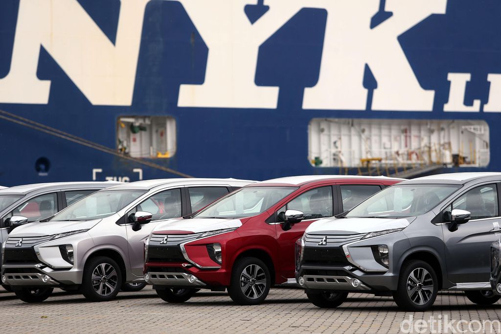 Sebanyak 30 ribu unit Mitsubishi Expander menaiki kapal laut yang akan diekspor ke negara Filipina, di Pelabuhan Tanjung Priok. Ini foto-fotonya.