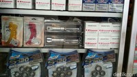 Tidak hanya itu, naiknya harga sparepart impor ini juga mempengaruhi penjualan tokonya. Dia mengaku belakangan ini tokonya sepi dari pembeli pembeli.