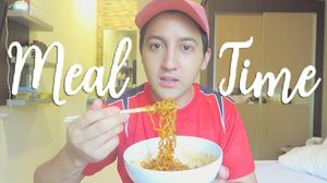 Gantengnya Youtuber Aron Ashab Saat Makan Pizza dan Masak di Dapur