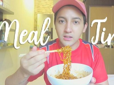 Gantengnya Youtuber Aron Ashab Saat Makan Pizza dan Masak di Dapur