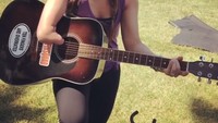 Tak hanya itu, wanita asal New Jersey ini juga mahir memetik gitar meski hanya punya satu jari. Kece banget kan.. (Foto: Instagram/rebekahmarine)