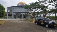 Kepala Unit Pelaksana Teknis (UPT) Bandara Abdulrachman Saleh Suharno menyatakan, pembangunan masjid dilakukan oleh Dinas Perhubungan Pemprov Jatim yang juga pemegang kendali operasional Bandara Abdulrachman Saleh. Soal ditutup kain warna hitam, Suharno mengungkapkan masjid tengah menunggu peresmian. Terkait kaligrafi yang dianggap mirip dengan salib, Suharno mengaku tak memiliki kewenangan menanggapi. (Foto: M Aminudin/detikcom)