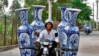 Apa lagi sepeda motor yang mengangkut 4 guci besar di China ini. Satu jatuh, bisa pecah semuanya! Istimewa/vitrifolk.be
