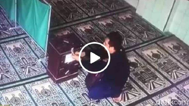 Terekam CCTV! Aksi Pria Gondol Uang Infaq di Masjid Salatiga Terekam CCTV! Aksi Pria Gondol Uang Infaq di Masjid Salatiga