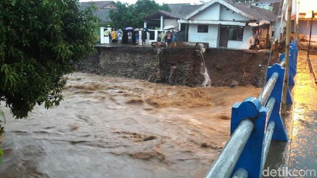 Sungai di Bumiayu meluap