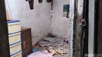 Peristiwa tersebut berawal saat salah seorang penyewa kontrakan, Acu (50), pulang sehabis berjualan sekoteng. Dia lalu memasukkan gerobaknya ke dalam rumah kontrakan. Tiba-tiba tercium bau gas yang bocor. Setelah dicek oleh yang bersangkutan (Acu) ternyata tabung gas yang ada di gerobaknya bocor, kata Kapolsek Kiaracondong Kompol Edwin Devianto. (Foto: Dony Indra Ramadhan/detikcom).