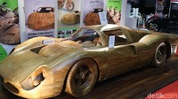 Sayangnya mobil ini memang tidak menggendong mesin, sehingga kalau ingin melihatnya berjalan, maka mobil harus didorong. Foto: Dina Rayanti