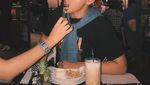 Gantengnya Youtuber Aron Ashab Saat Makan Pizza dan Masak di Dapur