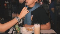 Kamu jangan makan pedes nanti usus buntu. kamu jangan makan manis nanti diabetes. mendingan kamu makan temen. ga ada sakit. yang sakit temennya, tulis Aron. Btw itu disuapih siapa hayo?