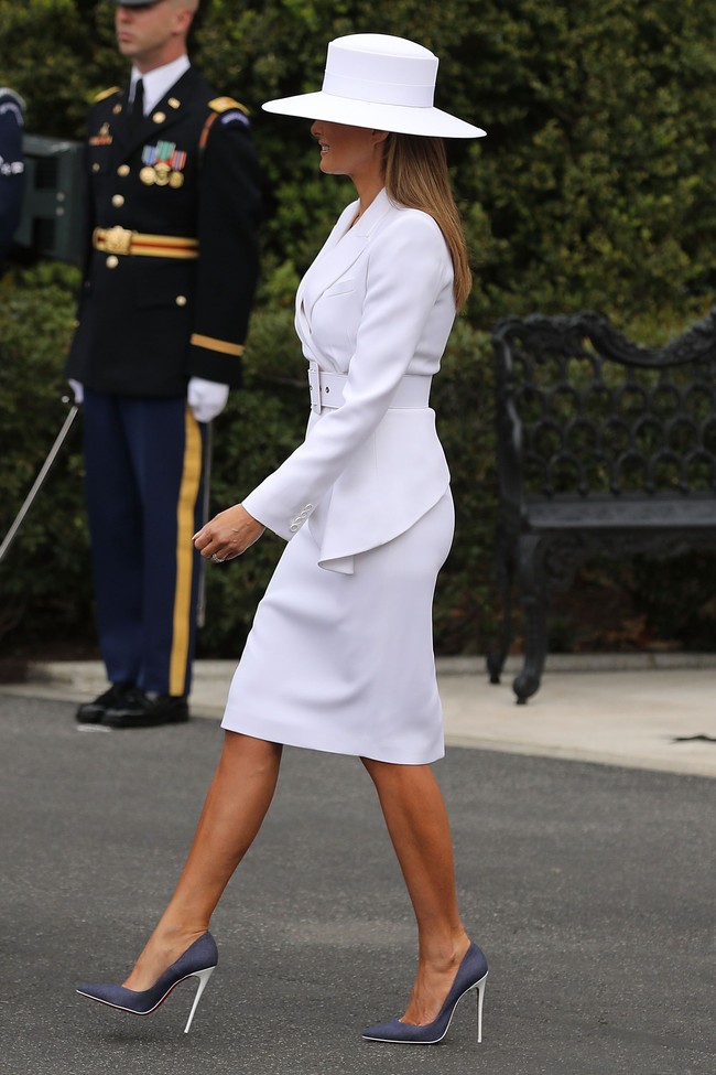 Untuk momen istimewa tersebut, Melania juga tampil elegan dalam balutan setelan rok serba putih bersabuk besar rancangan Michael Kors. Dilansir dari People, busana tersebut bernilai US$ 2.195 atau sekitar Rp 30 juta. Foto: Dok. Getty Images