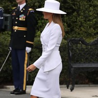 Untuk momen istimewa tersebut, Melania juga tampil elegan dalam balutan setelan rok serba putih bersabuk besar rancangan Michael Kors. Dilansir dari People, busana tersebut bernilai US$ 2.195 atau sekitar Rp 30 juta. Foto: Dok. Getty Images