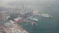 Dari arah timur, terlihat pemandangan Victoria Harbour dan dari arah utara akan tampak Semenanjung Kowloon. (Kanavino Ahmad Rizqo/detikTravel)