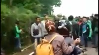 Setelah melakukannya dan meminta maaf, driver itu kembali mengantarkan penumpangnya.
