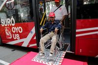 Risma Perkenalkan Bus Suroboyo yang Bisa Bayar Pakai Sampah