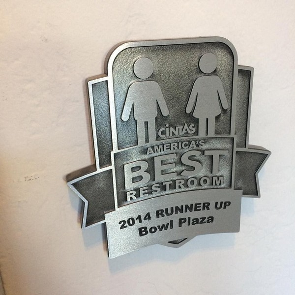 Di depan pintunya tertera penghargaan Americas Best Restroom 2014 sebagai Runner Up. Pihak pengelola juga memberikan julukan World Renown Toilet atau toilet terkenal dunia. (wwalker1948/Instagram) Di depan pintunya tertera penghargaan Americas Best Restroom 2014 sebagai Runner Up. Pihak pengelola juga memberikan julukan World Renown Toilet atau toilet terkenal dunia. (wwalker1948/Instagram)