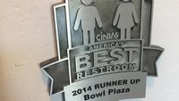 Di depan pintunya tertera penghargaan Americas Best Restroom 2014 sebagai Runner Up. Pihak pengelola juga memberikan julukan World Renown Toilet atau toilet terkenal dunia. (wwalker1948/Instagram)