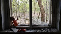 Tepat 26 April 1986 atau hampir 32 tahun silam, reaktor nuklir Chernobyl di Ukraina bocor dan menyebabkan salah satu musibah nuklir terburuk dalam sejarah (Sergei Supinsky/AFP)