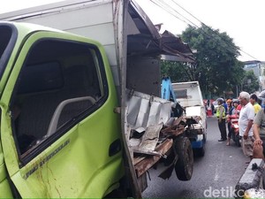 Mobil Boks Tertabrak Kereta di Kramat Sentiong