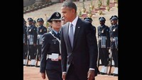 Paspampres wanita di India yang tengah bertugas mengawal Presiden AS Barack Obama saat datang berkunjung (Foto: Dok. Oneindia.com)