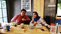 Pasangan ini ternyata doyan makan makanan tradisional. Ada semangkuk soto yang dipadu mie instan dan wedang jahe.   Foto: Instagram @hanumrais