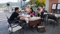 Sedang liburan ke luar negeri bersama dengan Syahnaz dan Jeje, Mamah Ami terlihat sedang ingin menikmati makan bersama. Foto: Instagram @amy_r_qanita