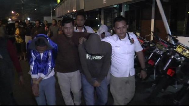 Dua dari 7 terduga pelaku (berjakket biru dan abu-abu) dibawa polisi