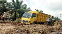 Pantauan detikcom hari ini, ada 5 truk yang terjebak di jalan bubur itu. Ban kendaraan tersebut terjerembap di lumpur.