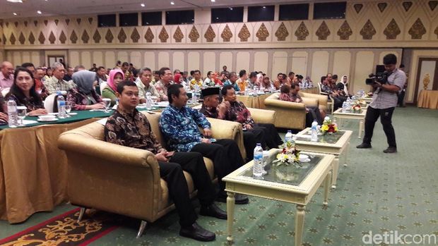 Acara ini dihadiri kepala SMK dan kepala dinas pendidikan
