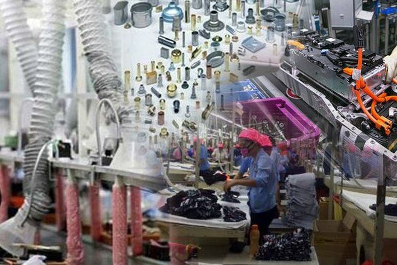 Menyikapi Sinyal Deindustrialisasi Menyikapi Sinyal Deindustrialisasi