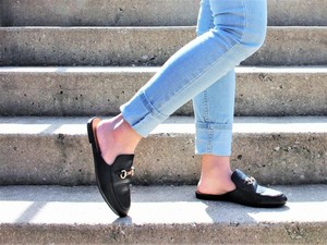 Bosan Pakai Sneakers? 5 Sepatu Ini Juga Stylish Dipadu dengan Jeans