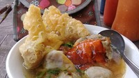 Bakso Malang ini terlihat sangat enak. Siomay dan bakso yang disiram kuah hangat makin enak dipadu dengan sambal dan saos. Foto: Instagram @aisyahruqy