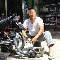 Profesi Dwayne Johnson kalau nggak lagi jadi aktor atau mengurus anak. Tukang tambal ban. Foto: Instagram/@editasyik