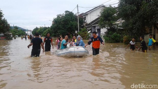 Banjir Landa Cilegon, Warga Terjebak di Rumah