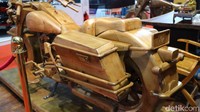 Replika motor ini dikerjakan oleh PT SSA yakni sebuah perusahaan yang bergerak di bidang kayu (flooring, decking, dan sawn timber). Foto: Dina Rayanti