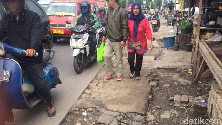 Tak Nyaman, Pedestrian Keluhkan Minimnya Trotoar di Kramat Jati Tak Nyaman, Pedestrian Keluhkan Minimnya Trotoar di Kramat Jati