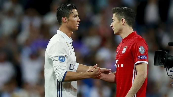 MADRID, SPAIN - APRIL 18:  Cristiano Ronaldo (L) of Real Madrid CF clashes hands with Robert Lewandowski (R) of Bayern Muenchen after the UEFA Champions League Quarter Final second leg match between Real Madrid CF and FC Bayern Muenchen at Estadio Santiago Bernabeu on April 18, 2017 in Madrid, Spain.  (Photo by Gonzalo Arroyo Moreno/Getty Images)