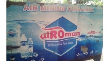 Karena membutuhkan banyak biaya untuk melawan Thanos, Iron Man pun harus berjualan air minum. Foto: istimewa