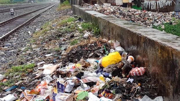 Sampah di pinggir kali sentiong yang meluber hingga ke pinggir rel