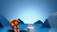 Ternyata Kyle memang punya proyek bertema semua makanan suka susu. Salah satunya ini. Pizza! Sepotong magherita pizza ini terlihat sedang mendayung perahu yang ia tempati bersama segelas susu. Lagi kencan, ya? Foto: Instagram @kylejbean