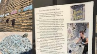 Pembangunan toilet ini merupakan poyek dari Lucas Art & Humanities Council Inc. Pengerjaan toilet nyeni ini dibantu oleh 400 warga Lucas sendiri. (rupke119/Instagram)