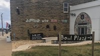 Bowl Plaza merupakan toilet umum yang begitu menarik perhatian. Dari luar, gedung yang putih di hias dengan ornamen mosaik yang menyerupai toilet duduk. (petermaxlawrence/Instagram)