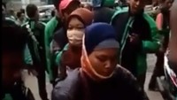 Driver ojol yang dijegat tampak mengenakan jaket dibalik untuk menyembunyikan identitasnya. Usai squatjump, dia lalu kembali naik motor bersama penumpangnya.