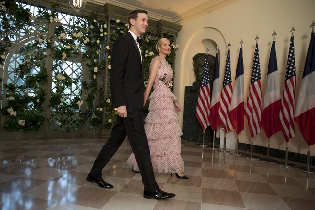 Pilihan Ivanka jatuh pada gaun polka dot Rodarte dengan tumpukan ruffle tulle yang manis dan romantis. Gaun yang juga pernah terlihat dipakai Millie Bobbby Brown dan Kristen Dunst di karpet merah itu dijual US$ 12 ribu atau Rp 167 juta. Foto: Dok. Getty Images
