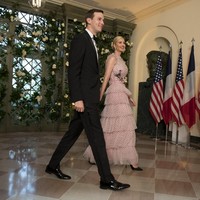 Pilihan Ivanka jatuh pada gaun polka dot Rodarte dengan tumpukan ruffle tulle yang manis dan romantis. Gaun yang juga pernah terlihat dipakai Millie Bobbby Brown dan Kristen Dunst di karpet merah itu dijual US$ 12 ribu atau Rp 167 juta. Foto: Dok. Getty Images