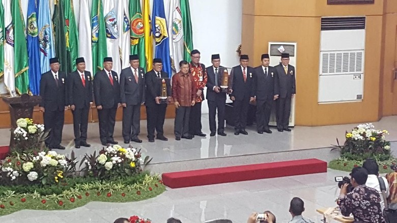 Wapres JK Beri Penghargaan untuk 7 Kepala Daerah Berprestasi Wapres JK Beri Penghargaan untuk 7 Kepala Daerah Berprestasi