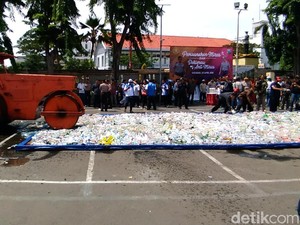 Polisi Musnahkan Miras, Botolnya Dilindas Alat Berat