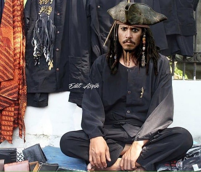 Kapten Jack Sparrow aka Johnny Depp jualan dompet di emperan. Sayangnya belum ada yang laku. Foto: Instagram/@editasyik