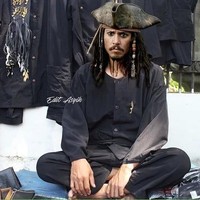 Kapten Jack Sparrow aka Johnny Depp jualan dompet di emperan. Sayangnya belum ada yang laku. Foto: Instagram/@editasyik