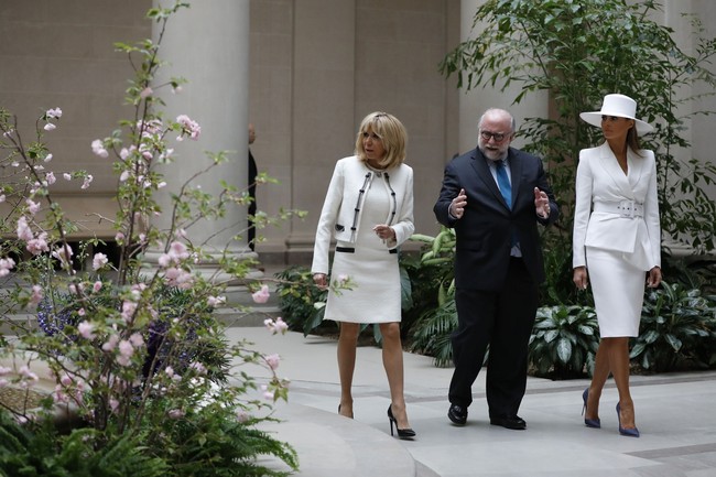 Menyempurnakan gaya Melania sepasang heels biru Christian Louboutin yang membuat busana serba putih Melania tak terasa monoton.  Foto: Dok. Getty Images